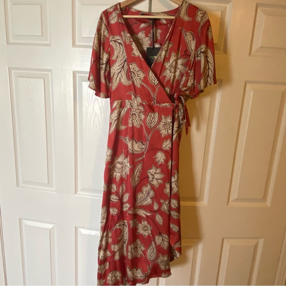 Chic Red and Cream Floral Midi Dress